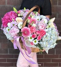 Цветочная композиция из Розы, Хризантемы, Пионы и Лизиантусы в корзине в Ленинский Тульская область