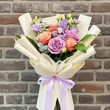 Букет цветов из:  Лизиантусы и Розы в Ленинский Тульская область