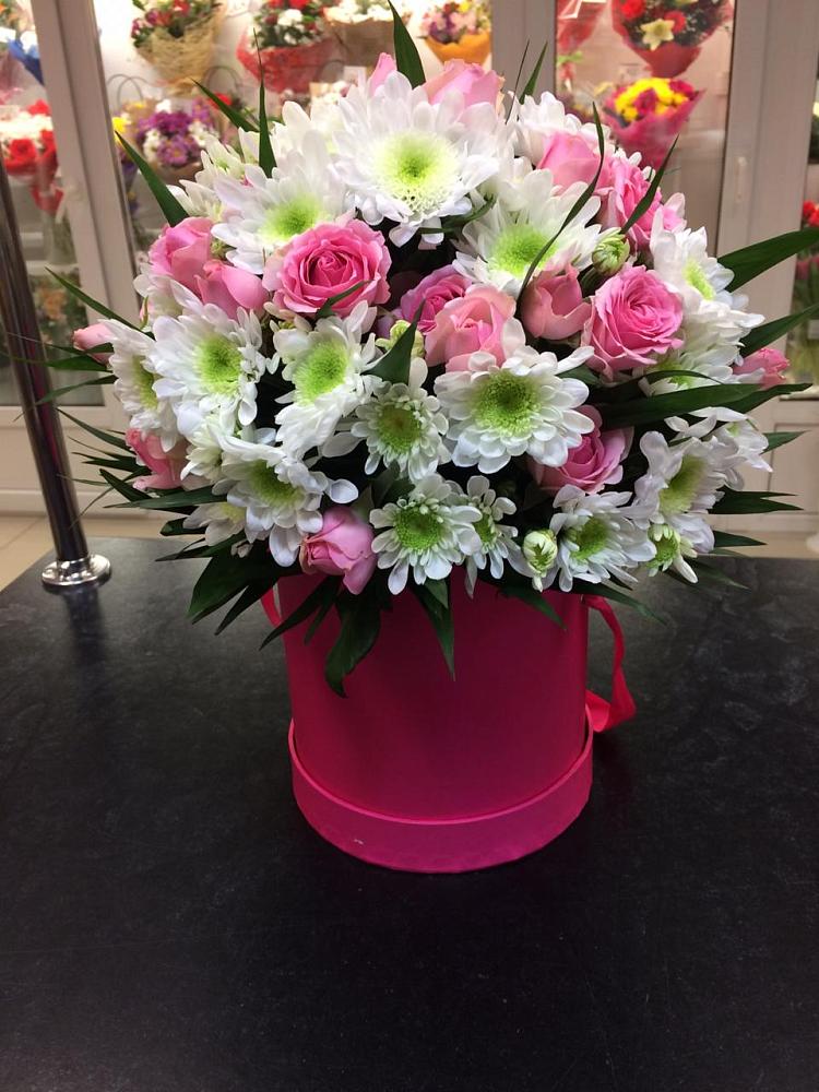 Цветочная композиция из Розы и Хризантемы в шляпной коробке в Ленинский Тульская область