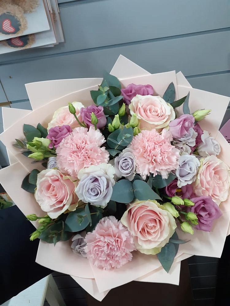 Букет цветов из: Розы, Гвоздики и Лизиантусы в Ленинский Тульская область