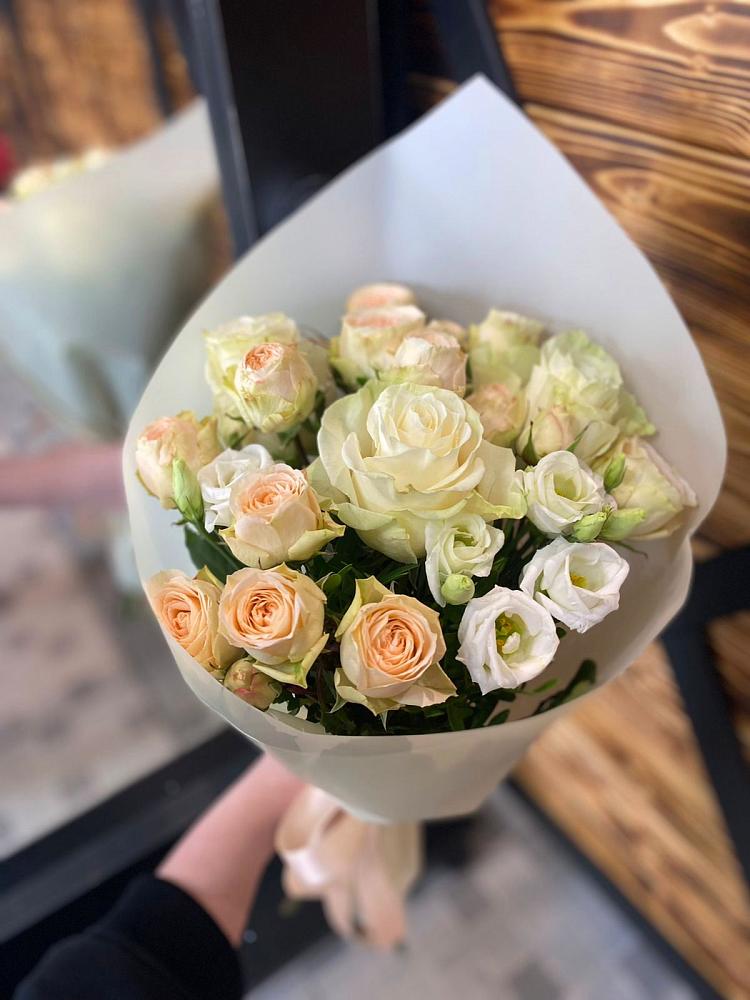 Букет цветов из: Розы и Лизиантусы в Ленинский Тульская область